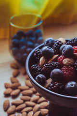 mix de frutos rojos y almendras.