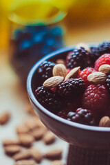 mix de frutos rojos y almendras.