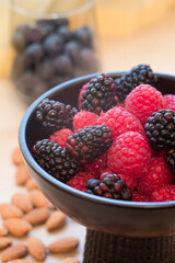 mix de frutos rojos y almendras.