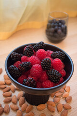 mix de frutos rojos y almendras.