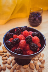 mix de frutos rojos y almendras.
