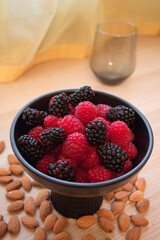 mix de frutos rojos y almendras.