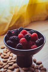 mix de frutos rojos y almendras.