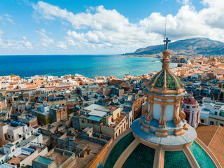 Panoramisch luchtfoto van de haven van Trapani, Sicilië, Italië. Mooie vakantiestad in Italië.