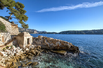 Paysage de bord de mer sur la Côte d'Azur avec un panorama sur le charme de la Côte d'Azur, lieu...