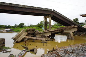 Bridge collapsed on a stretch of BR-319, in Amazonas. Four people died. The Fire Department is...