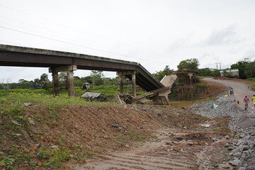 Bridge collapsed on a stretch of BR-319, in Amazonas. Four people died. The Fire Department is searching for at least 15 missing persons. Done on September 29, 2022 between Careiro and Araca.