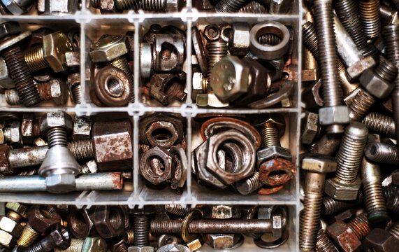 Close-up de caja de herramientas con tuercas, tornillos, bulones y arandelas