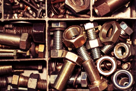 Macro de caja de herramientas con tuercas, bulones, arandelas y tornillos