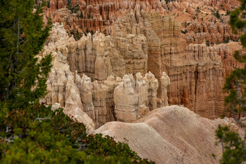 Layers of White and Orange Hoodoos from the Rim Trail