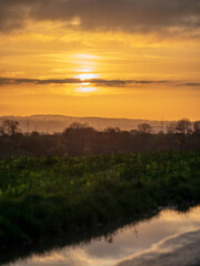 Obraz premium Sonnenuntergang und dunkle Wolken