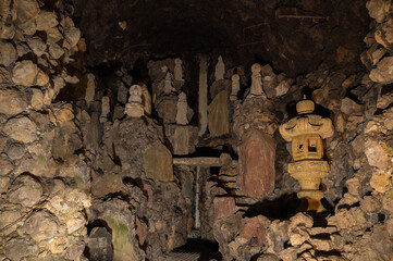 暗い洞窟にたくさん並んだ石像・仏像