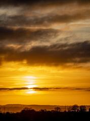 Sonnenuntergang und dunkle Wolken