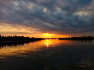 Fototapeta na wymiar Sunrise of dawn on the river