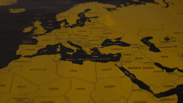 4k V&iacute;deo Desliz&aacute;ndose por el mapa mundi con fondo negro