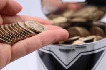 小銭を持つ人物