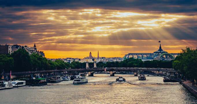 パリ　夕暮れのセーヌ川