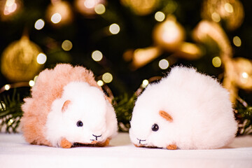 Escenas de navidad con mini pesebres hechos a mano con materiales reciclados. Animales hechos de...