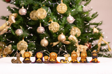 Escenas de navidad con mini pesebres hechos a mano con materiales reciclados. Animales hechos de...