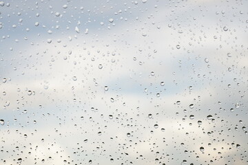 창문에 맺힌 물방울과 하얀 구름