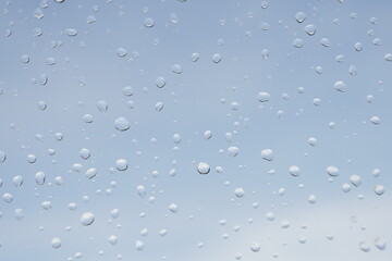 창문에 맺힌 물방울과 푸른 하늘