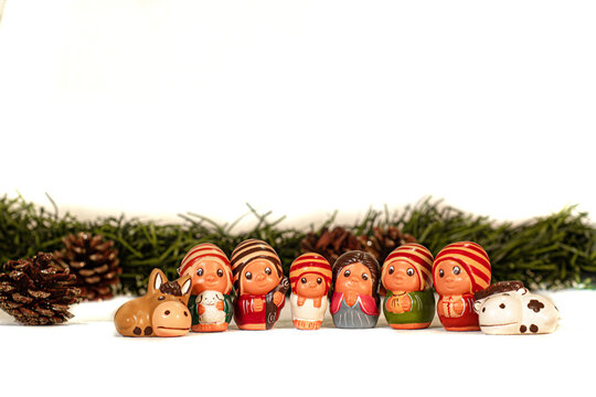 Escenas de navidad con mini pesebres hechos a mano con materiales reciclados. Animales hechos de alpaca con lana color blanco. Fondo navide&ntilde;o blanco y verde con dorado. Escenas de ind&iacute;genas andinos.