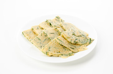 切って盛り付けたヒラヤーチー　沖縄風お好み焼き