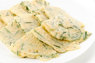 切って盛り付けたヒラヤーチー　沖縄風お好み焼き