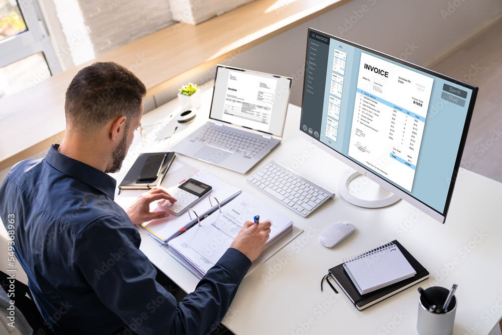 Aufkleber Accountant Using E Invoice Software At Computer