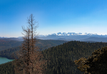 中国雲南省・香格里拉（シャングリラ）から梅里雪山を遠望する