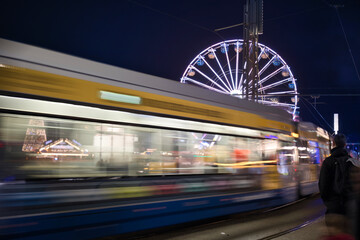 Weihnachtsmarkt Leipzig 2022 - Dynamische Aufnahme mit bewegenden Menschenansammlungen, der Tram und dem Riesenrad am ersten Er&ouml;ffnungstag des Weihnachtsmarkts in Leipzig