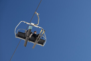 Skieurs et Snowboardeurs sur un le télésiège 