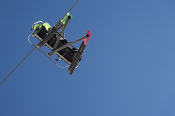 Skieurs et Snowboardeurs sur un le télésiège 