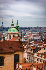 Fototapeta na wymiar Prague, vue de la ville avec Le dôme et le clocher de l'église de Saint Nicolas