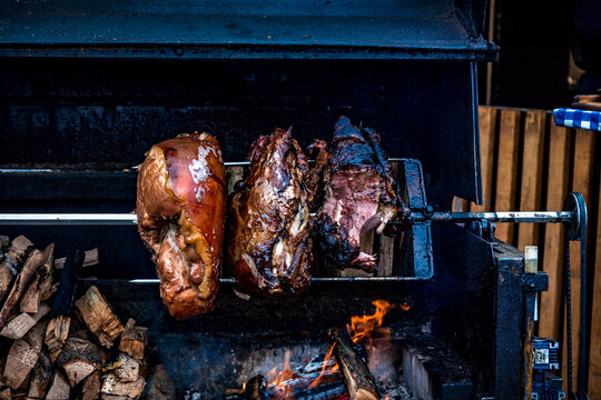 Jambons grill&eacute;s &agrave; la broche au feu de bois
