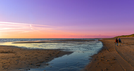 Sonnenuntergang am Sandstrand von Huisduinen-Den Helder in der niederländischen Provinz Nordholland