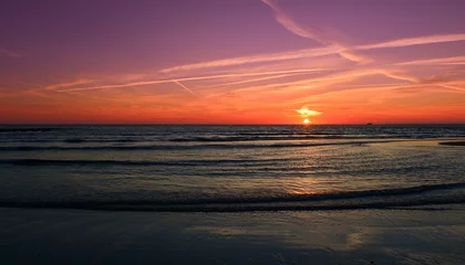 Fototapeten Sonnenuntergang am Sandstrand von Huisduinen-Den Helder in der niederländischen Provinz Nordholland © Ilhan Balta