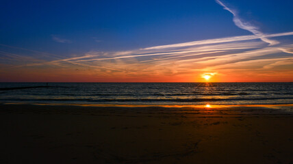 Sonnenuntergang am Sandstrand von Huisduinen-Den Helder in der niederländischen Provinz Nordholland