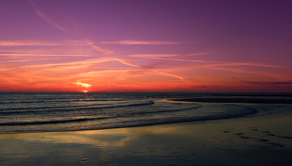 Fototapeta na wymiar Sonnenuntergang am Sandstrand von Huisduinen-Den Helder in der niederländischen Provinz Nordholland