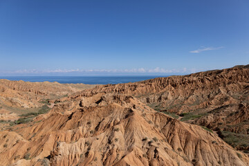Fototapeta na wymiar Canyon Skazka con vista su lago Issy Kol Kirghizistan