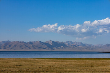 Paesaggio lago d'alta quota Son Kol Kirghizistan