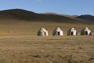 Yurte d'alta quota sul lago Son Kol Kirghizistan