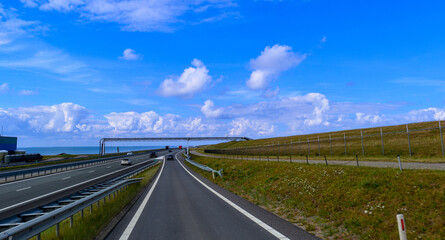 Rijksweg 7 auf dem Abschlussdeich in Nordholland, Niederlande