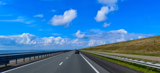 Fotobehang Rijksweg 7 auf dem Abschlussdeich in Nordholland, Niederlande © Ilhan Balta