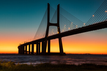 Vasco da Gama-brug bij zonsopgang op een koude novemberochtend: deze brug is gewoonweg prachtig, bochtig en sexy!