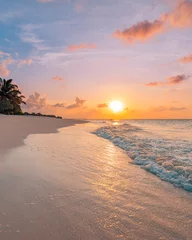 Keuken foto achterwand Strand zonsondergang Rustige natuur schilderachtig. Ontspan het paradijs, verbazingwekkende close-upweergave van kalme golven van de oceaanbaai met oranje zonsopgangzonsondergangzonlicht. Tropisch eiland vakantie, vakantie strand landschap exotische kust kust