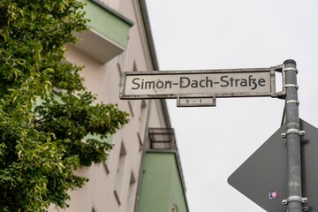Low-angle shot van de straatnaamborden in Berlijn, Duitsland