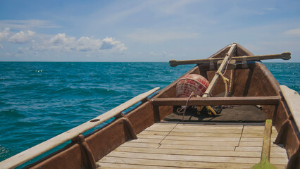 Mit dem traditionellen Boot auf dem Meer