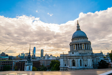 Obraz premium St Paul's Cathedral overlooking London's skyline on a cloudy day
