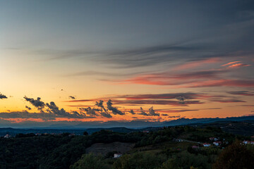 Obraz premium Colorful sunset in the vineyards at the border between Italy and Slovenia